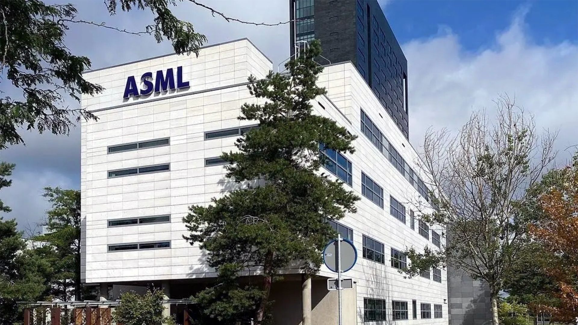 ASML didina gamybą 36 proc.: olandų monopolistas, be kurio DI neegzistuotų