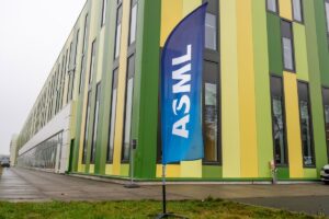 ASML didina prognozes: lustų paklausa dėl DI investicijų artėja prie 1,3 trln. dolerių