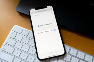OpenAI, Anthropic ir Google susivienijo prieš Kinijos DI kopijavimą: Frontier Model Forum imasi veiksmų