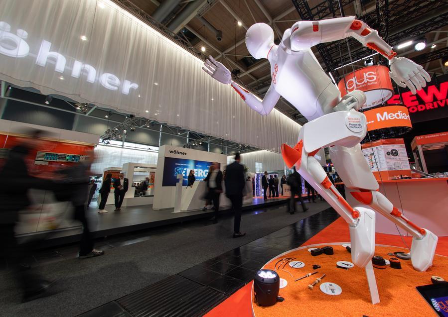 Hannoverio mugė 2026: DI robotai jau dirba gamyklų grindyse, ne tik stenduose