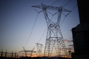 JAV elektros tinklai planuoja 1,4 trln. dolerių investicijas iki 2030: DI duomenų centrai keičia energetiką