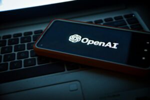 OpenAI ruošiasi IPO: trilijono dolerių vertinimas, bet praranda 14 mlrd. per metus