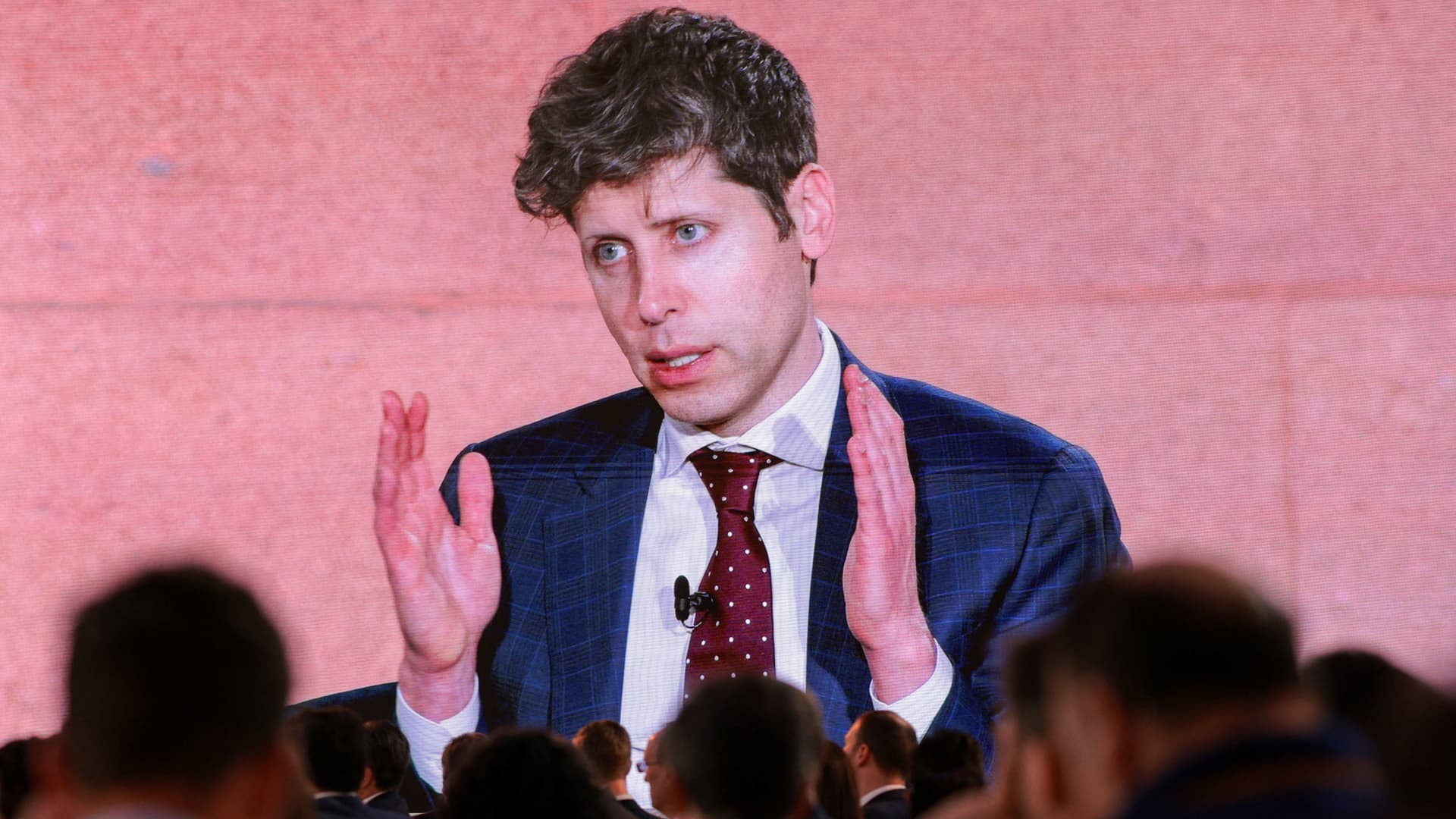 20 metų vyras bandė nužudyti Sam Altman: Molotov kokteilis, grasinimai ir areštas