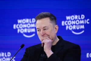 Elon Musk xAI griūva: 500 atleidimų ir visi bendraįkūrėjai pabėgo