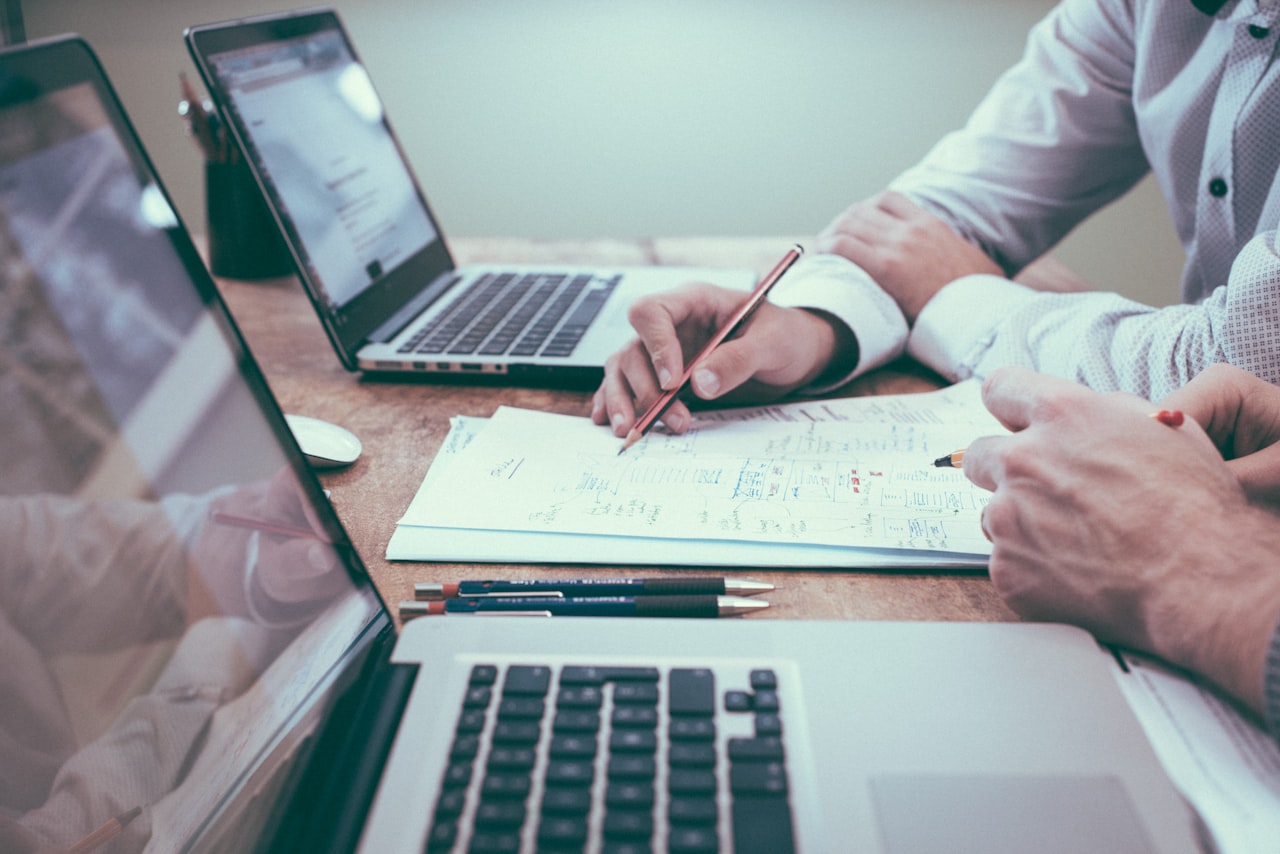 Cloudflare atleidžia 1100, Upwork 25%, PayPal 4760 darbuotojų. DI restruktūrizacija prasidėjo rimtai