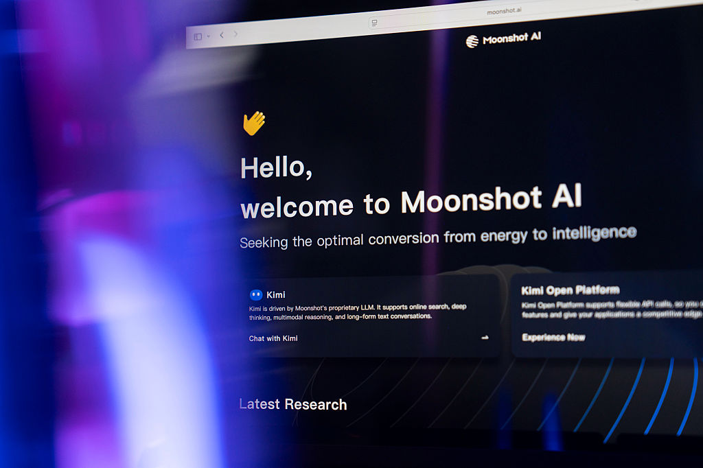 Moonshot AI Kimi pokalbių roboto sąsaja kompiuterio ekrane