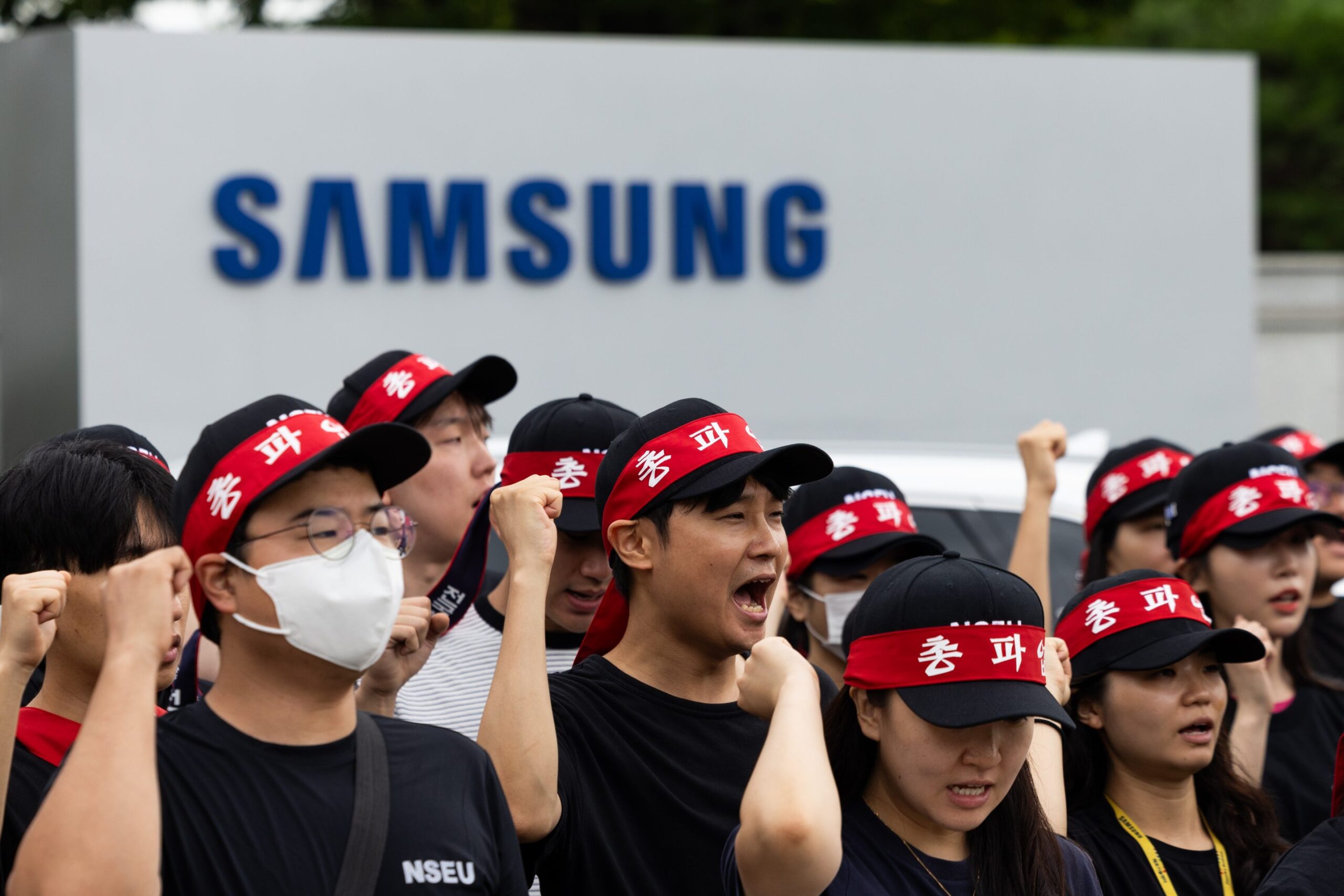 Samsung darbuotojai protestuoja dėl HBM lustų gamybos ir DI pelno paskirstymo 2026