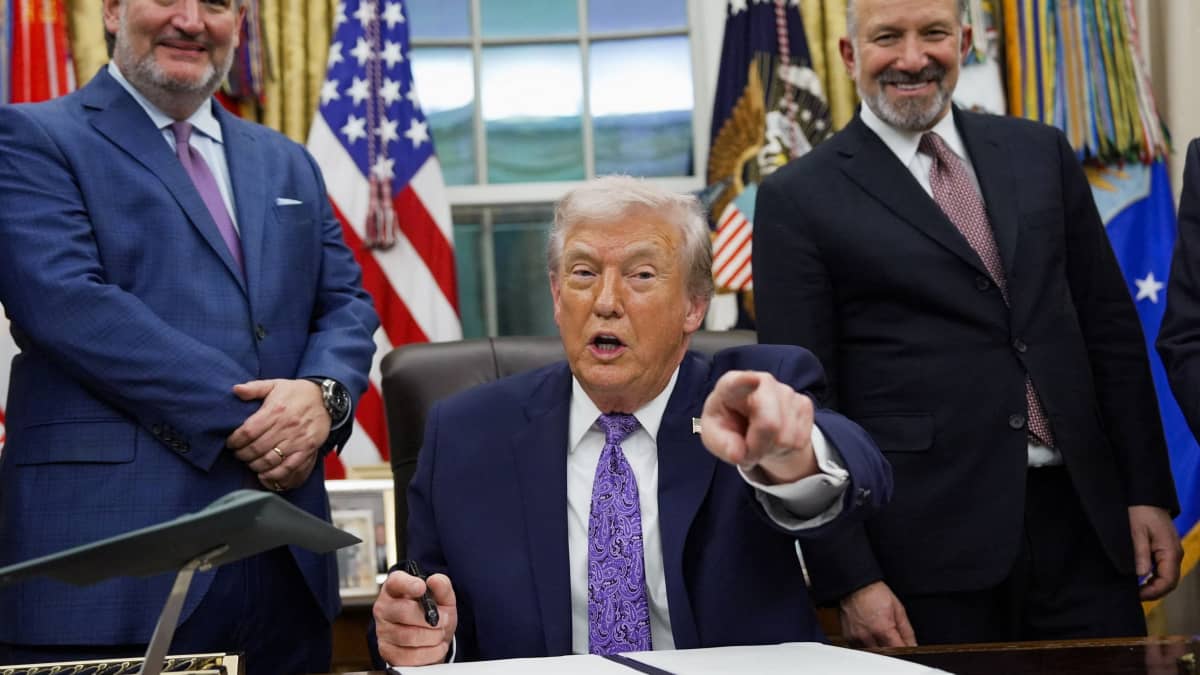 Trumpas pasirašė DI įsakymą: kompanijos savanoriškai dalinsis modeliais su vyriausybe. Ką tai reiškia iš tikrųjų?