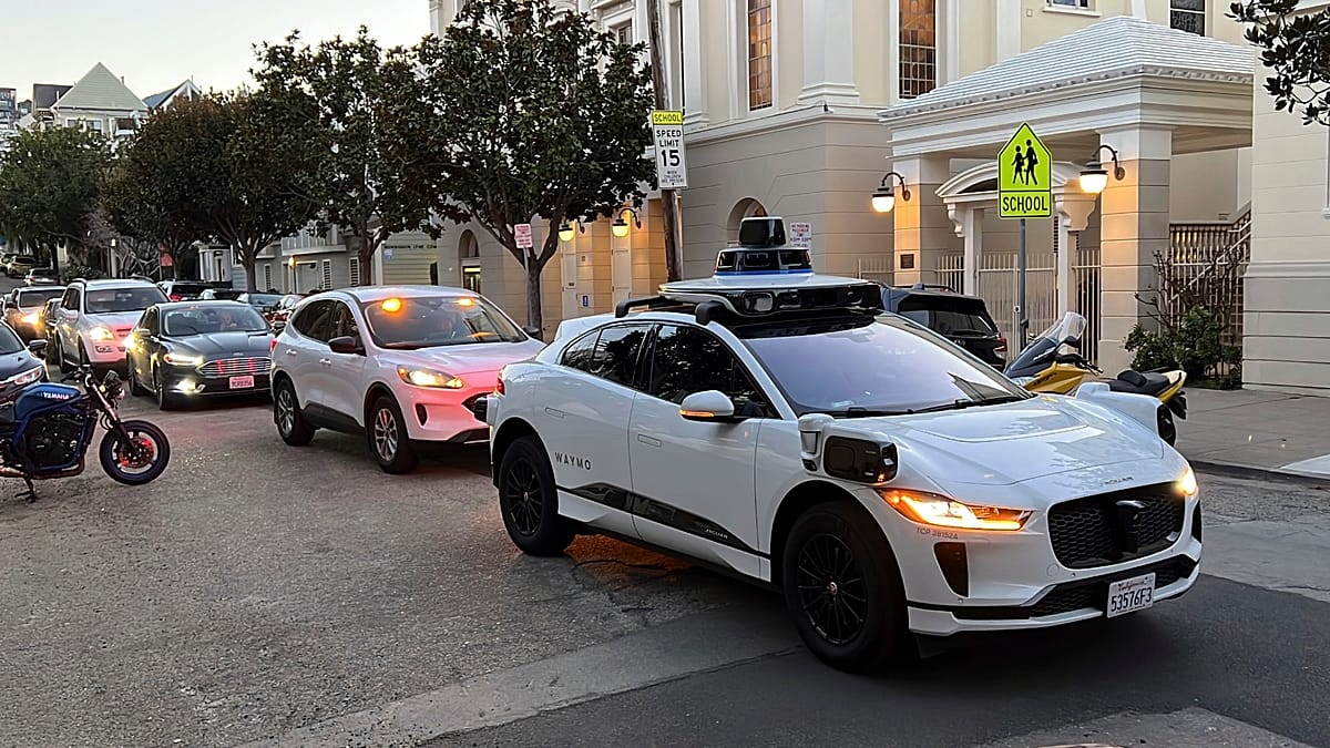 Autonominis automobilis miesto gatvėje