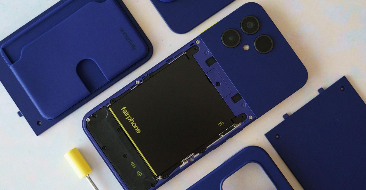 Fairphone 6 Plus taisomas telefonas ant stalo