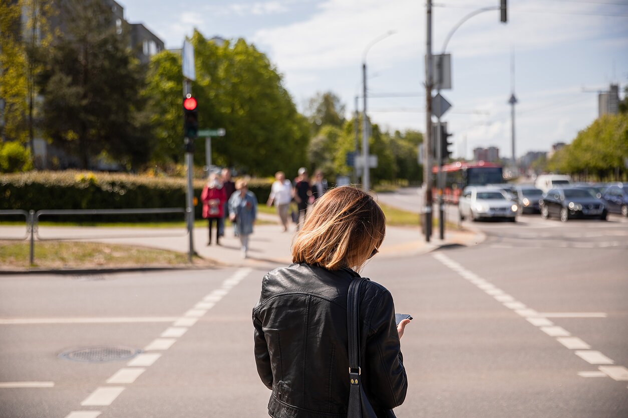Žmogus telefone skaito medicinos patarimus socialiniuose tinkluose