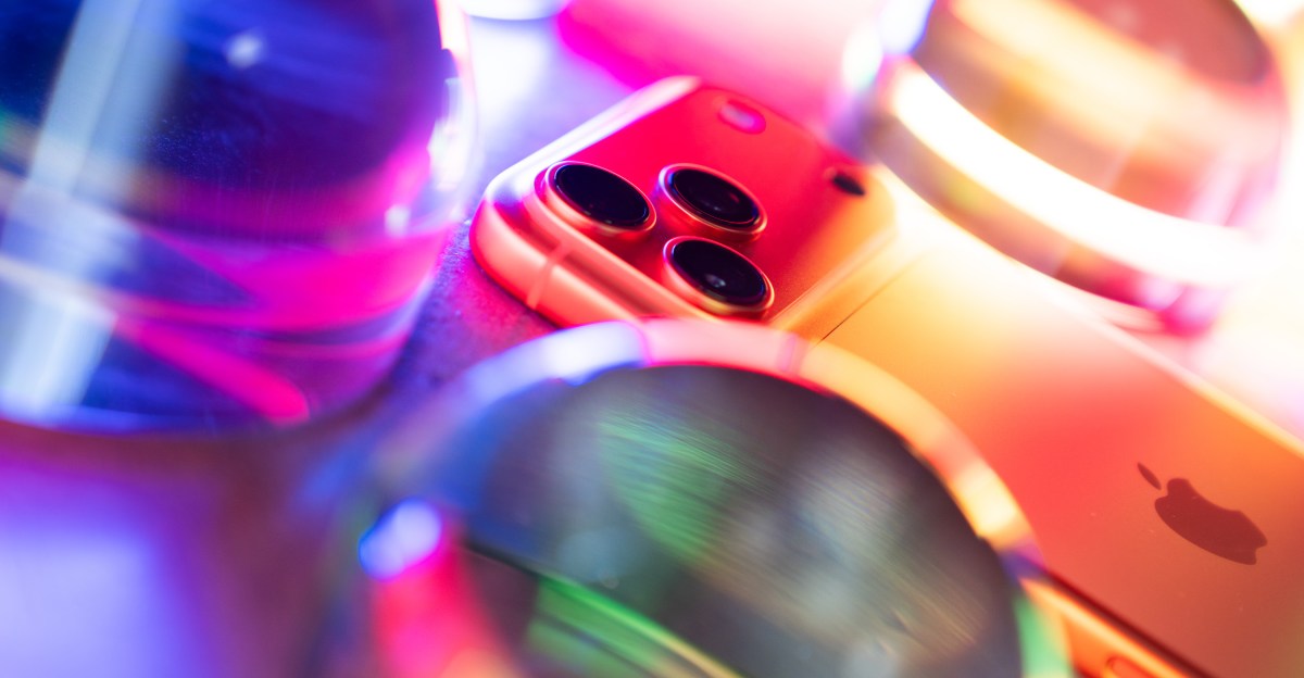 iPhone telefonas ir atminties lustų kainos DI funkcijoms
