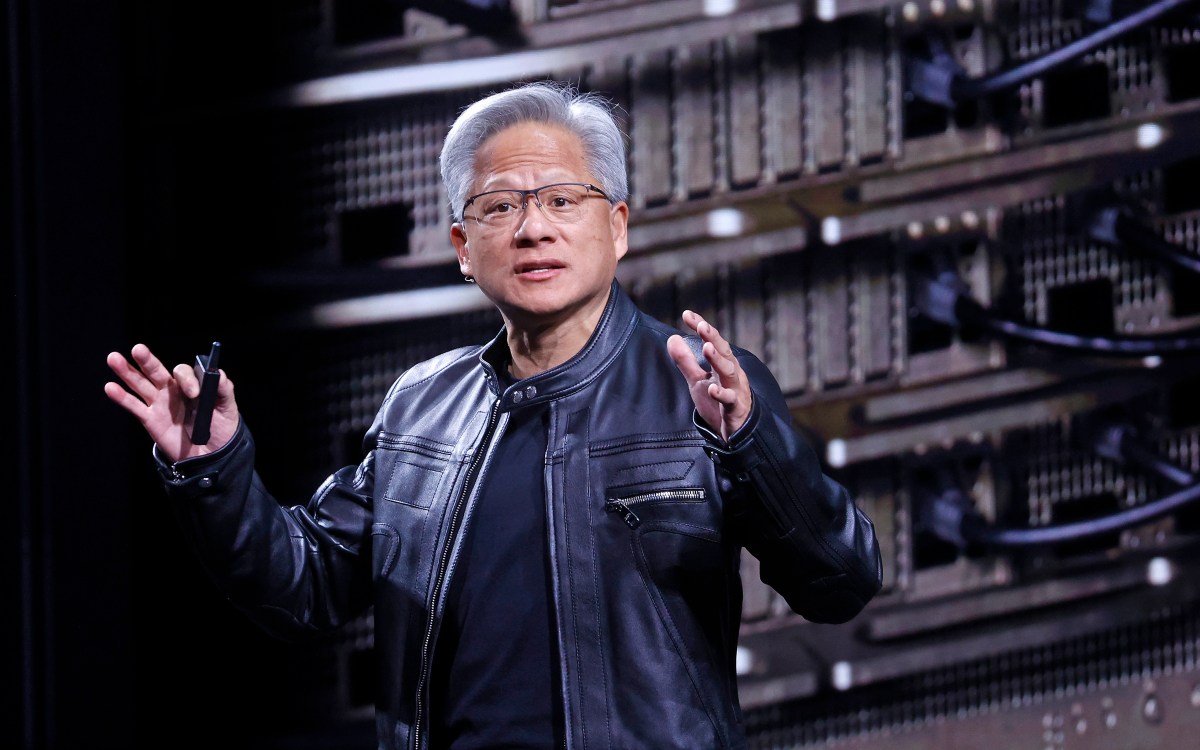 Jensen Huang prieš DI reguliavimą: saugumą jis paliktų kūrėjams