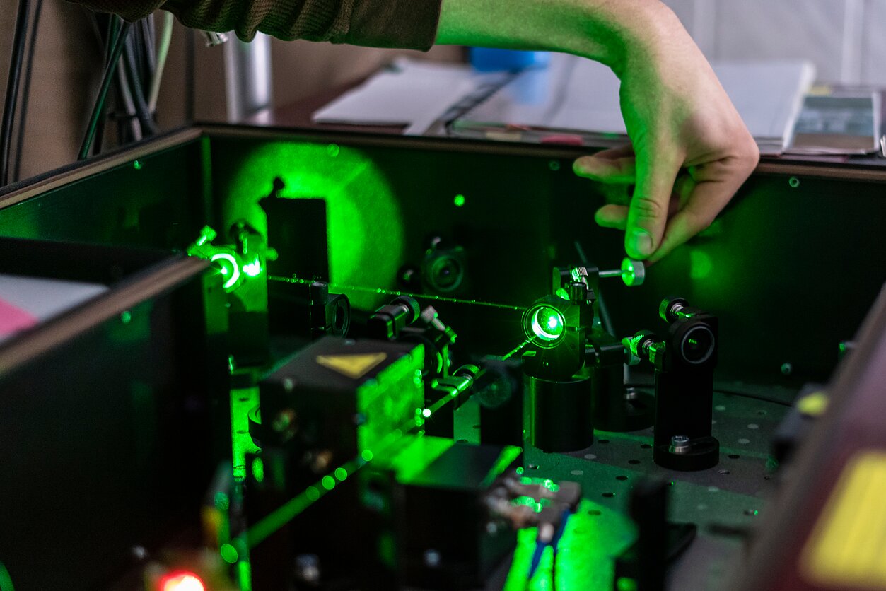 Lietuvos lazerių technologijos laboratorijoje žalias lazerio spindulys