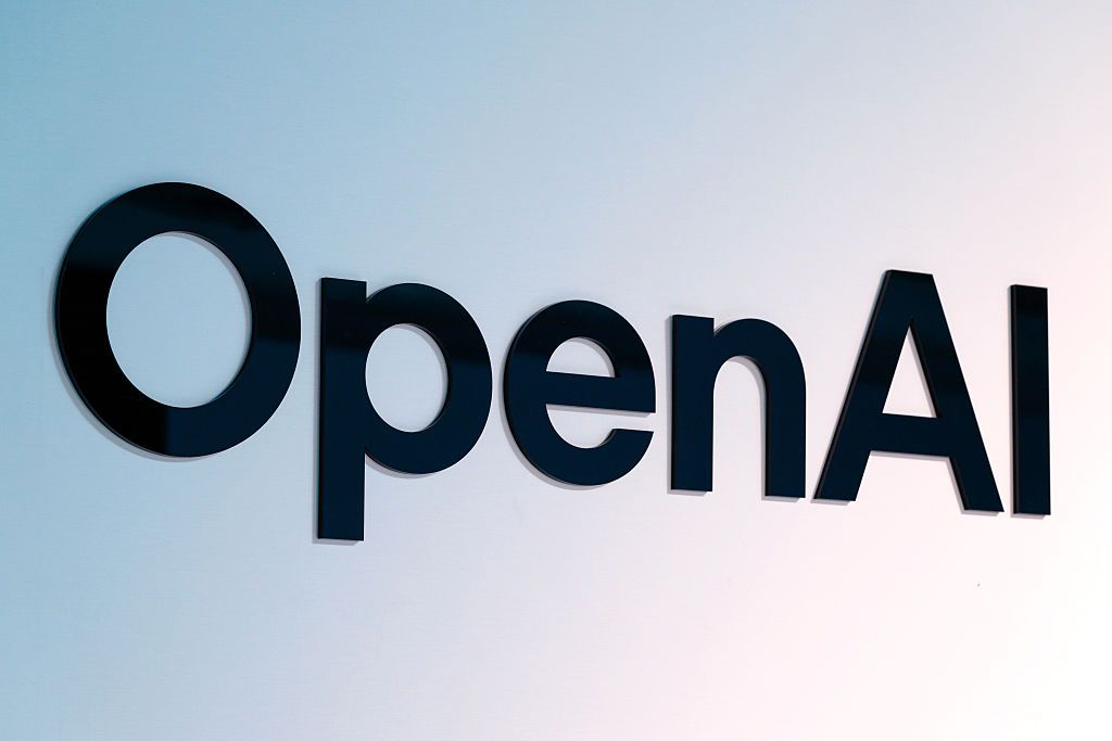 OpenAI logotipas ant sienos prie naujo DI saugumo klausimų
