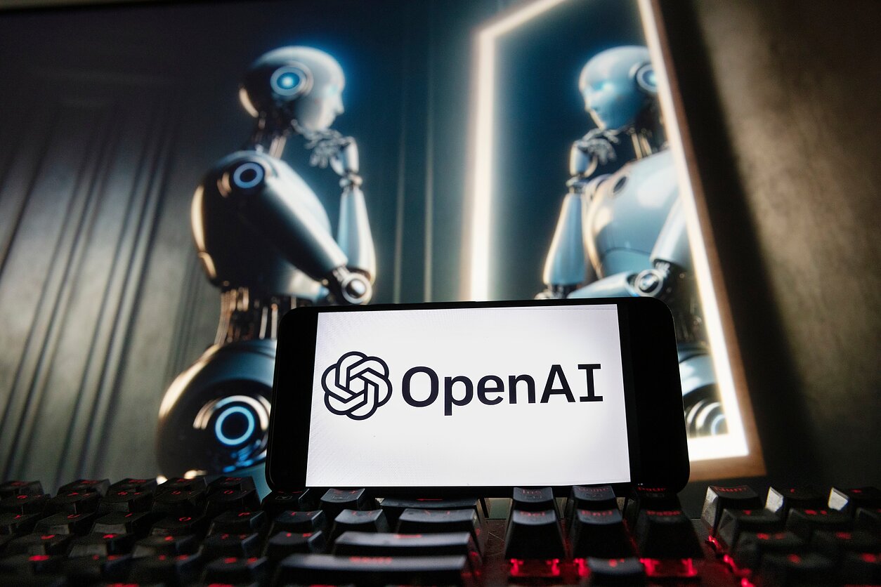 OpenAI logotipas telefone ir DI elgesio rizikos
