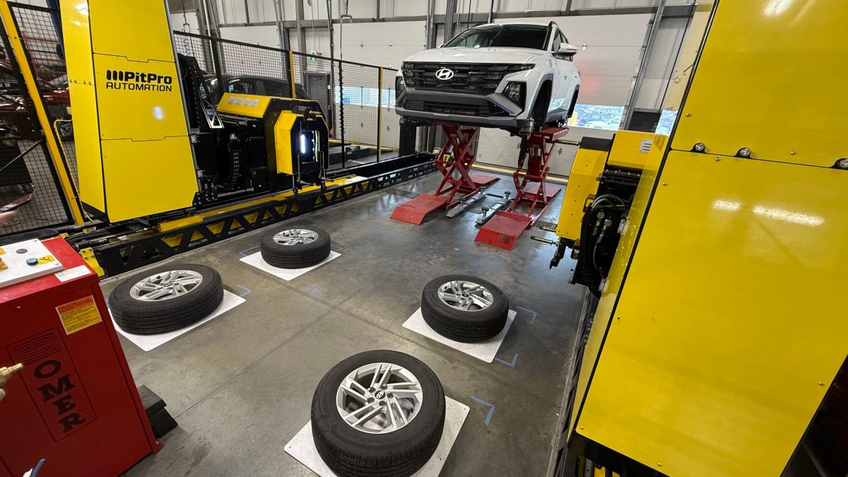 PitPro robotas keičia padangas: fizinis DI ateina į autoservisą