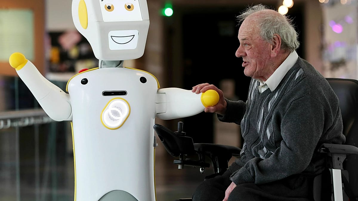 Robotai Alzheimerio priežiūroje su DI pagalba