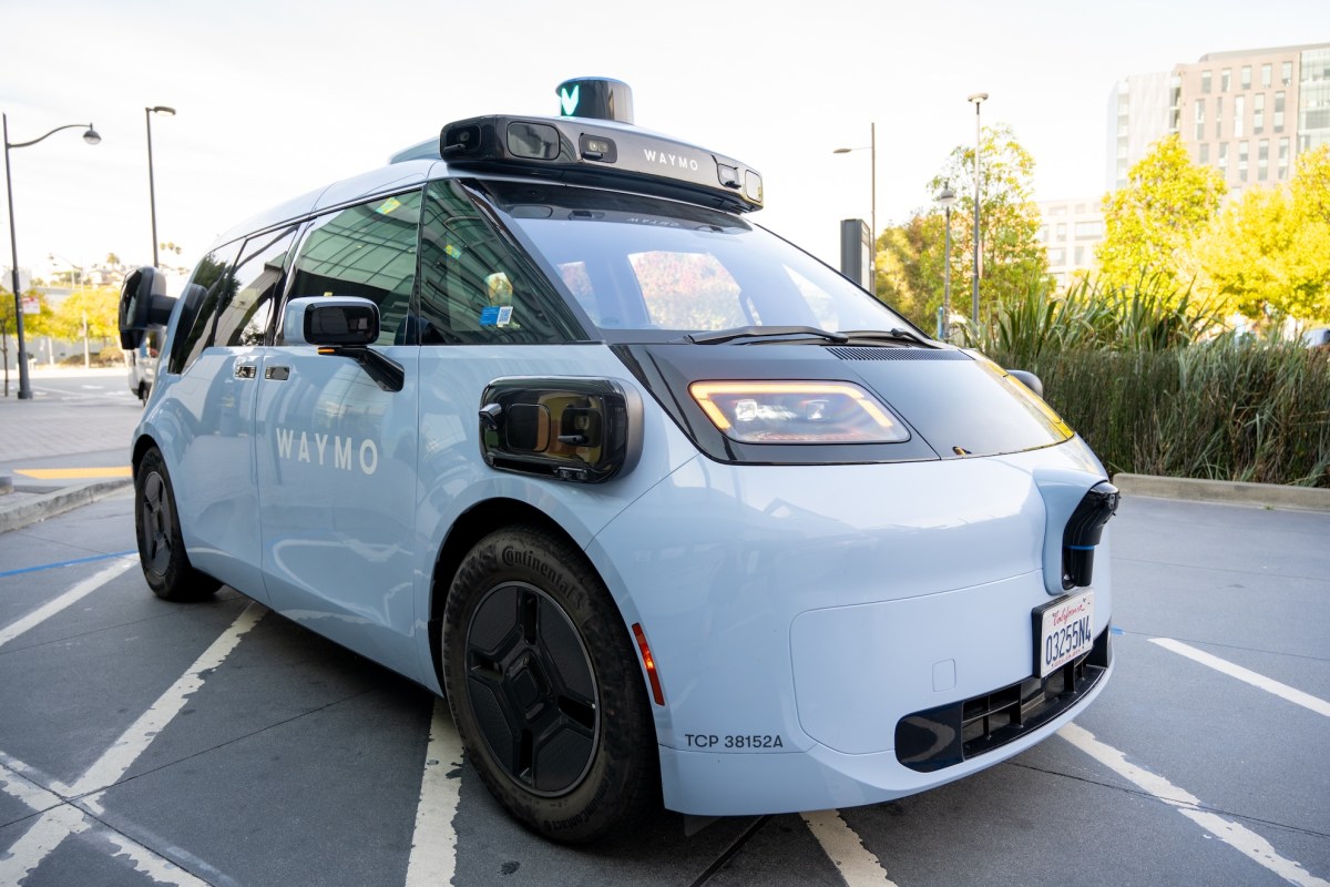 Autonominis Waymo automobilis miesto gatvėje