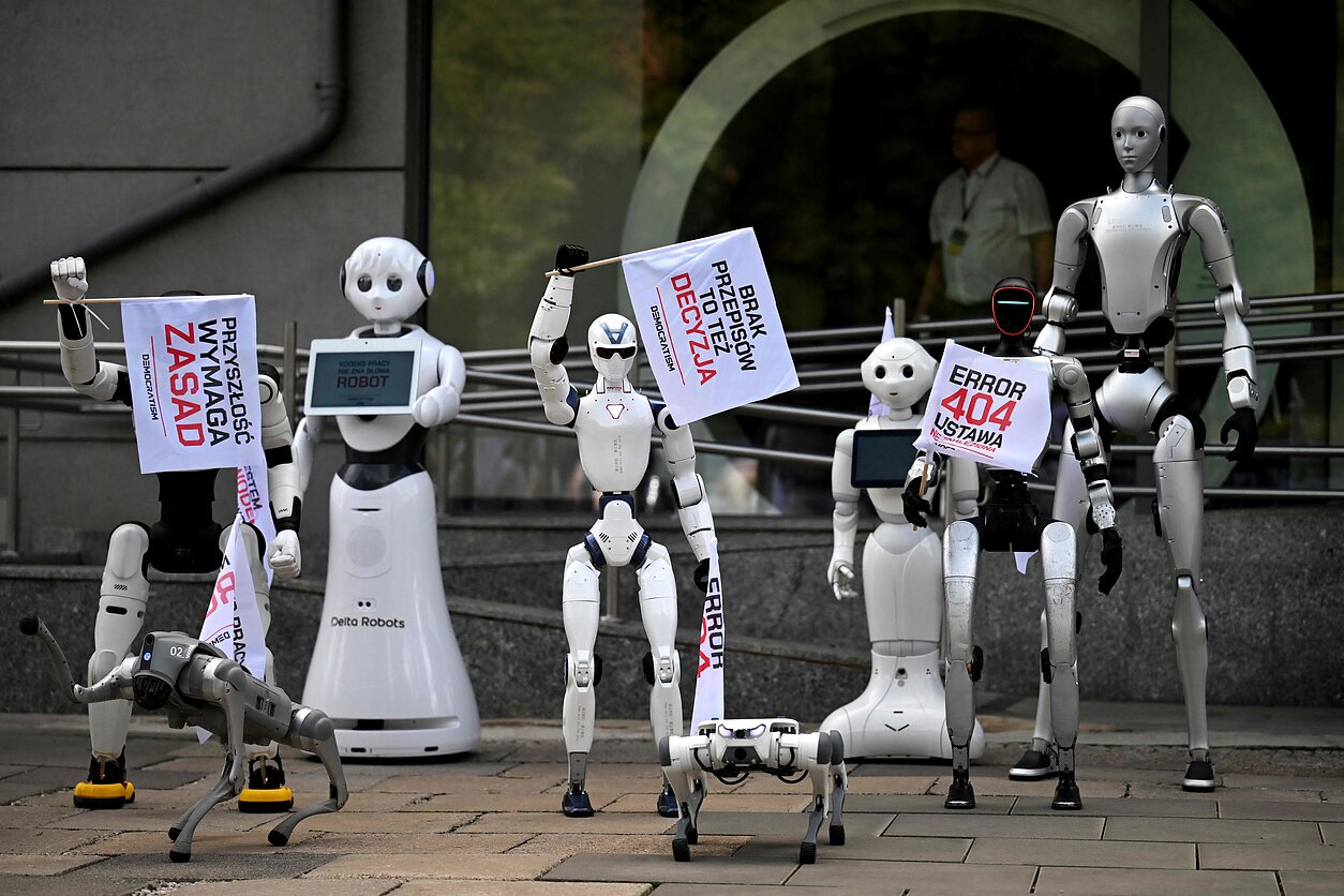 Robotų protestas Varšuvoje dėl dirbtinio intelekto plėtros