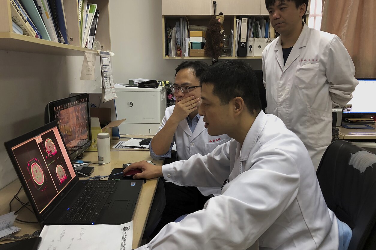 Smegenų implantas ir nuotolinio valdymo medicinos technologija