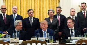 Trumpas leidžia DI įmonėms prižiūrėti save: Europa renkasi kitą kelią