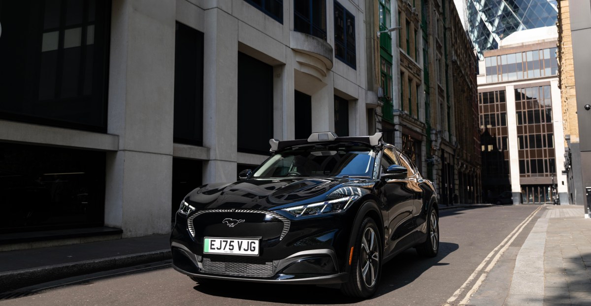 Uber ir Wayve robotaksi automobilis Londono gatvėje