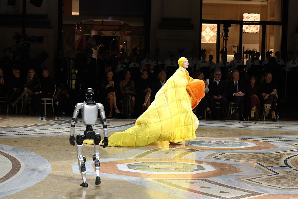 Vogue World podiume einantys humanoidiniai robotai