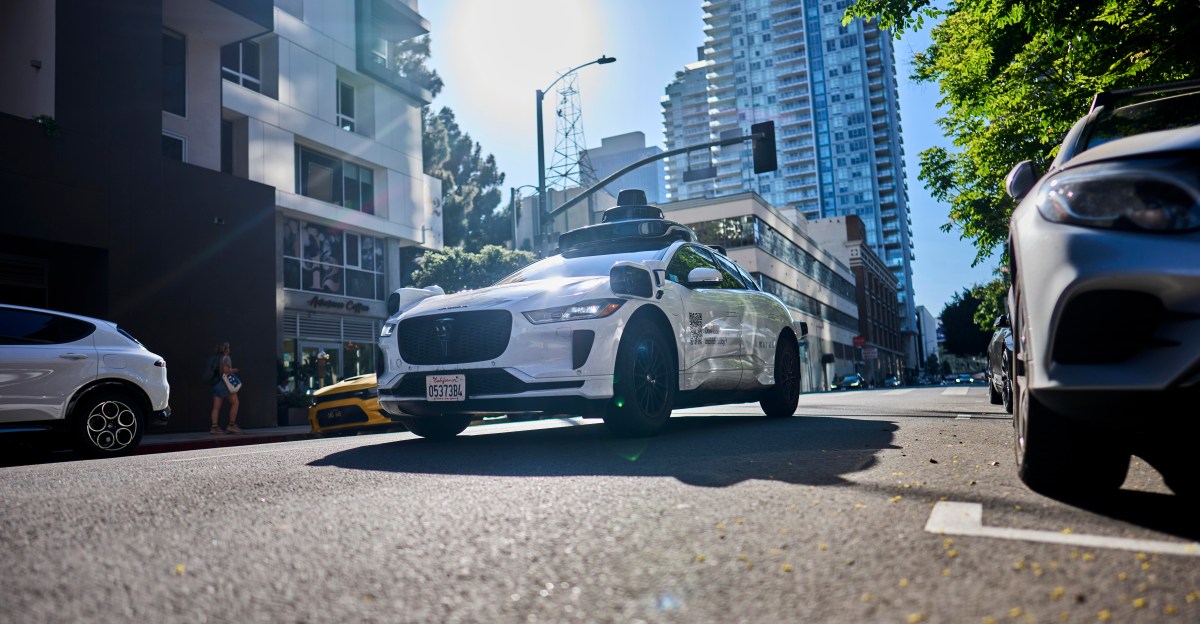 Waymo iškvietė policiją dėl ginklo: robotaksi mokosi nepatogių situacijų