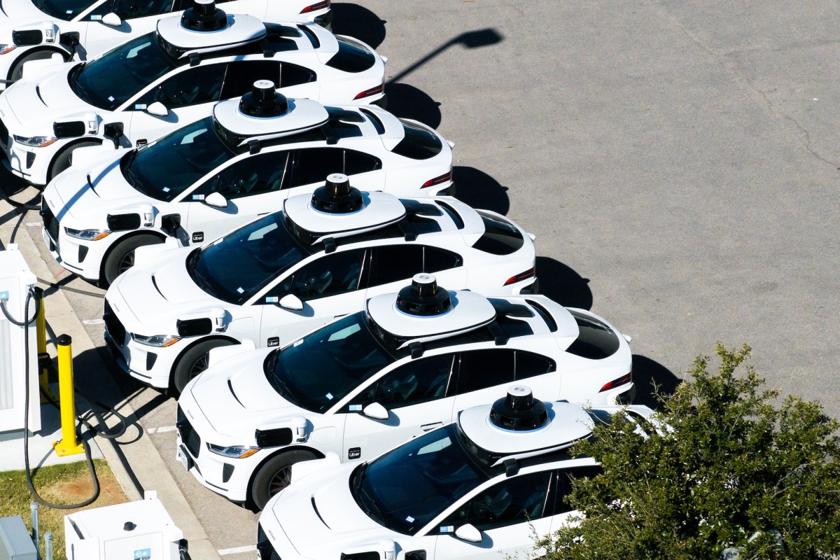 Waymo autonominiai automobiliai parkavimo aikštelėje