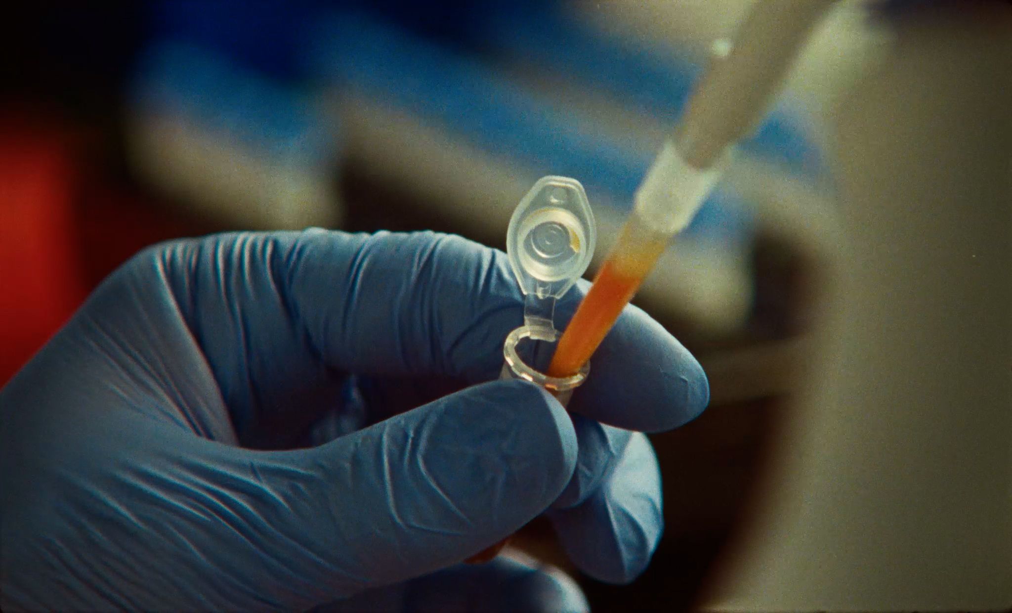 Mokslininkas laboratorijoje tiria biologinius mėginius su DI pagalba