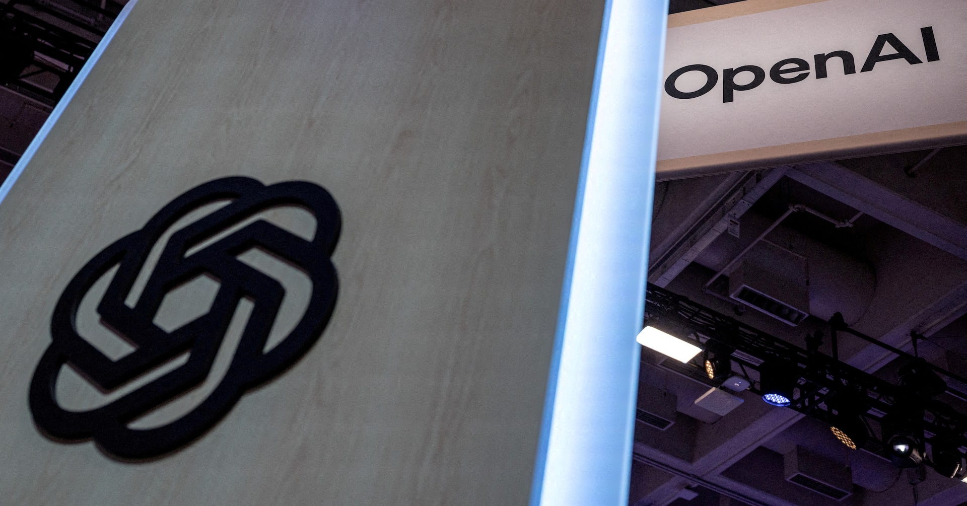 OpenAI logotipas prie pastato po DI agentų saugumo incidento
