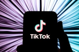 TikTok paleidžia DI pirkinių asistentą ir vieno paspaudimo kasą